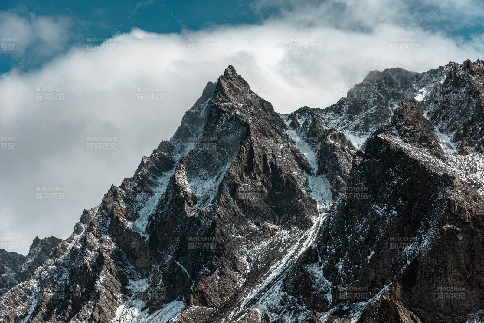 雪山之巔 云霧繚繞