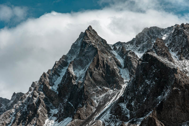 雪山之巅 云雾缭绕