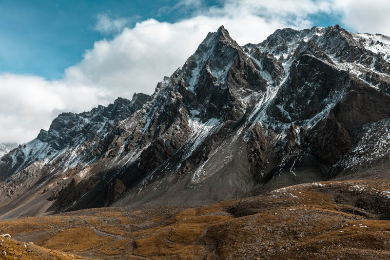 雪山巍峨 云影缭绕
