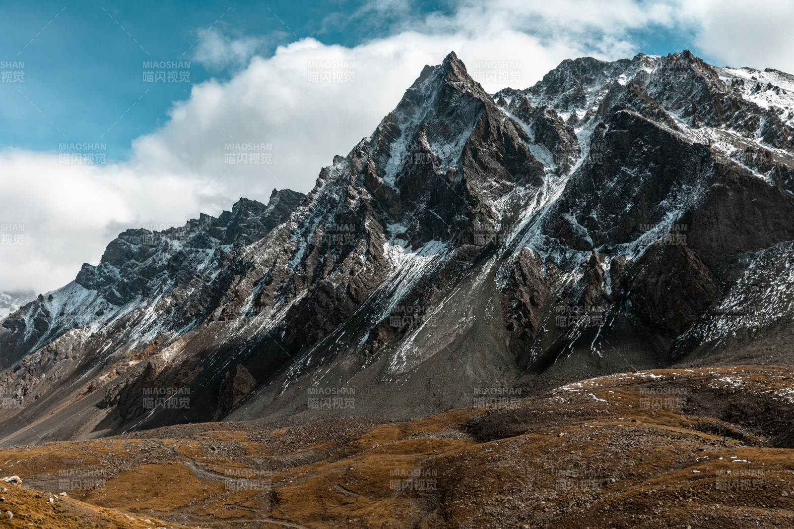 雪山巍峨 云影繚繞