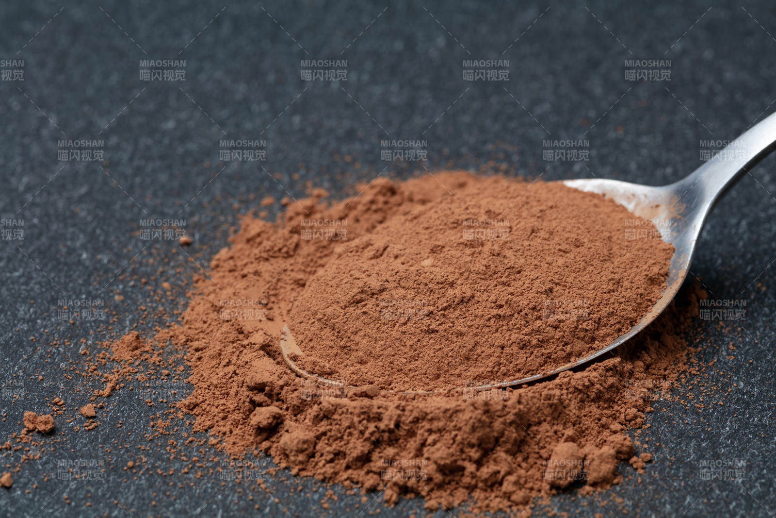 可可粉勺中盛放