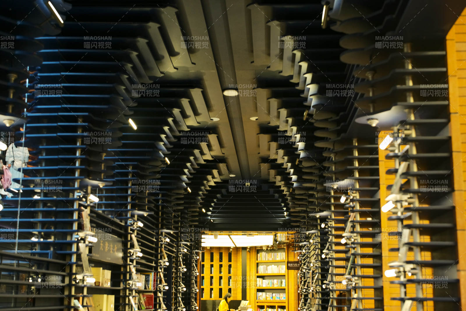 天津钟书阁—现代图书馆的拱形书架