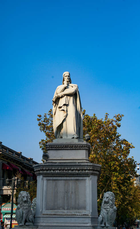 天津意式风情园—雕像矗立蓝天之下