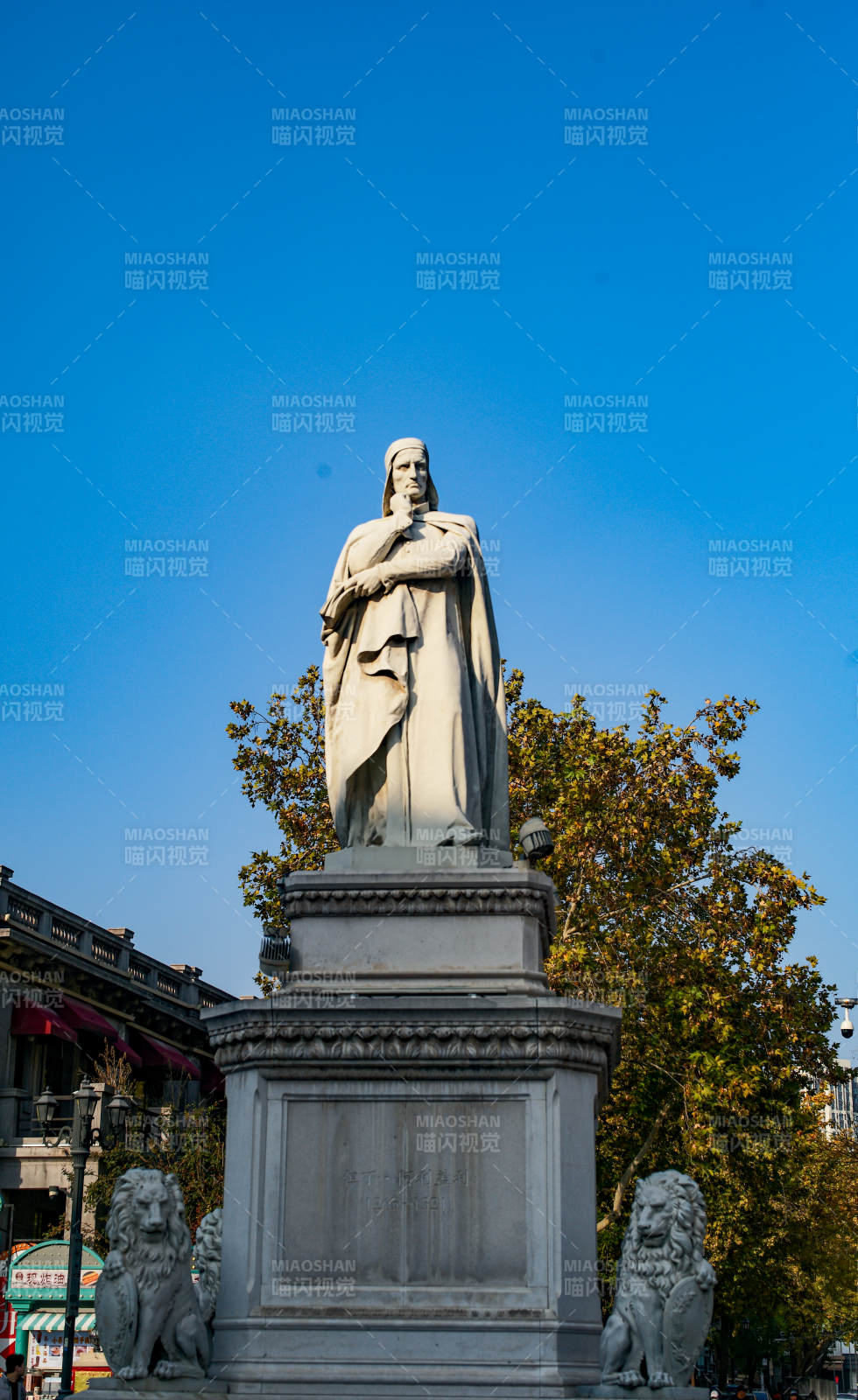 天津意式风情园—雕像矗立蓝天之下