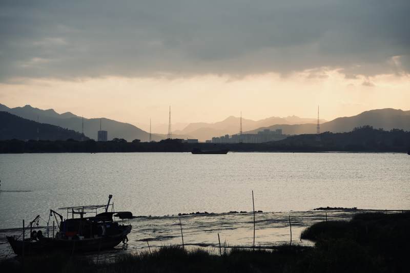 湖畔黄昏渔舟静