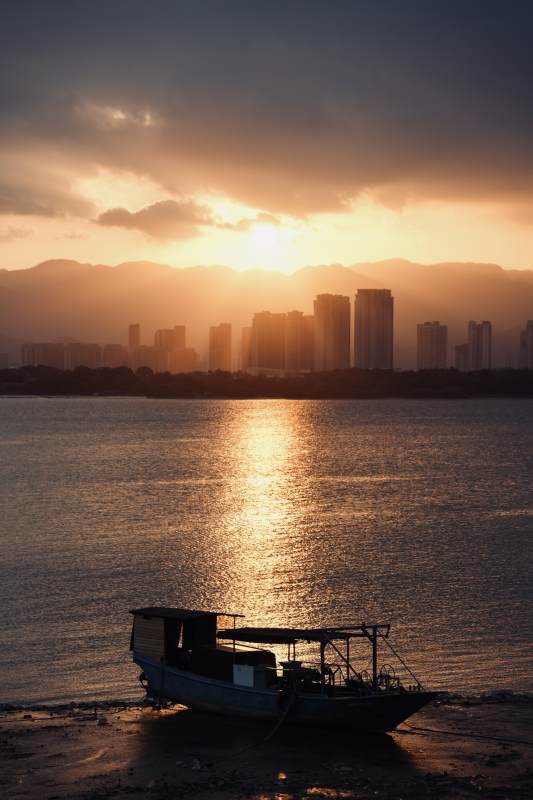 暮色中的城市剪影