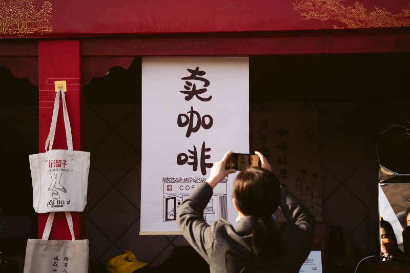 卖咖啡摊前拍照