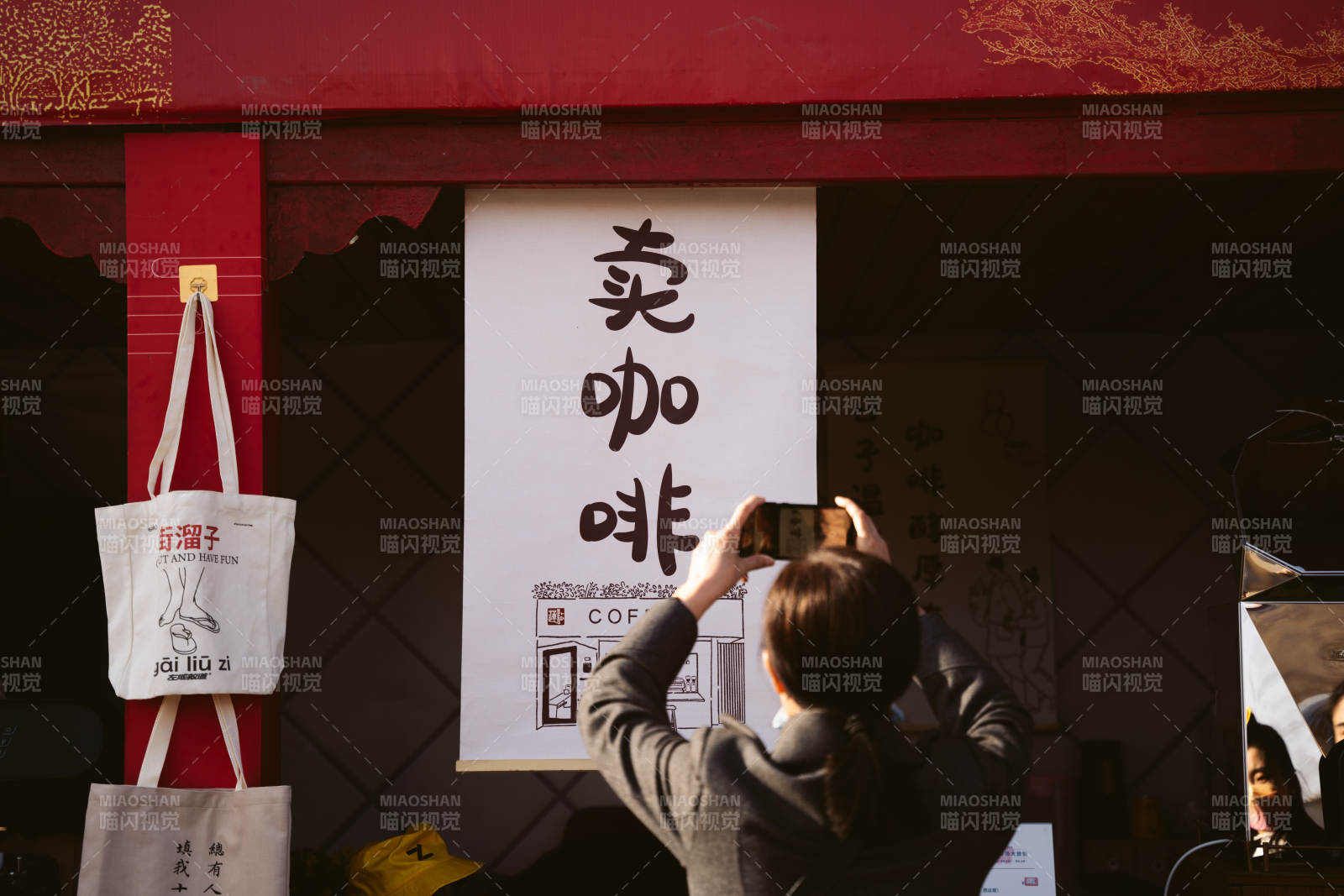 卖咖啡摊前拍照