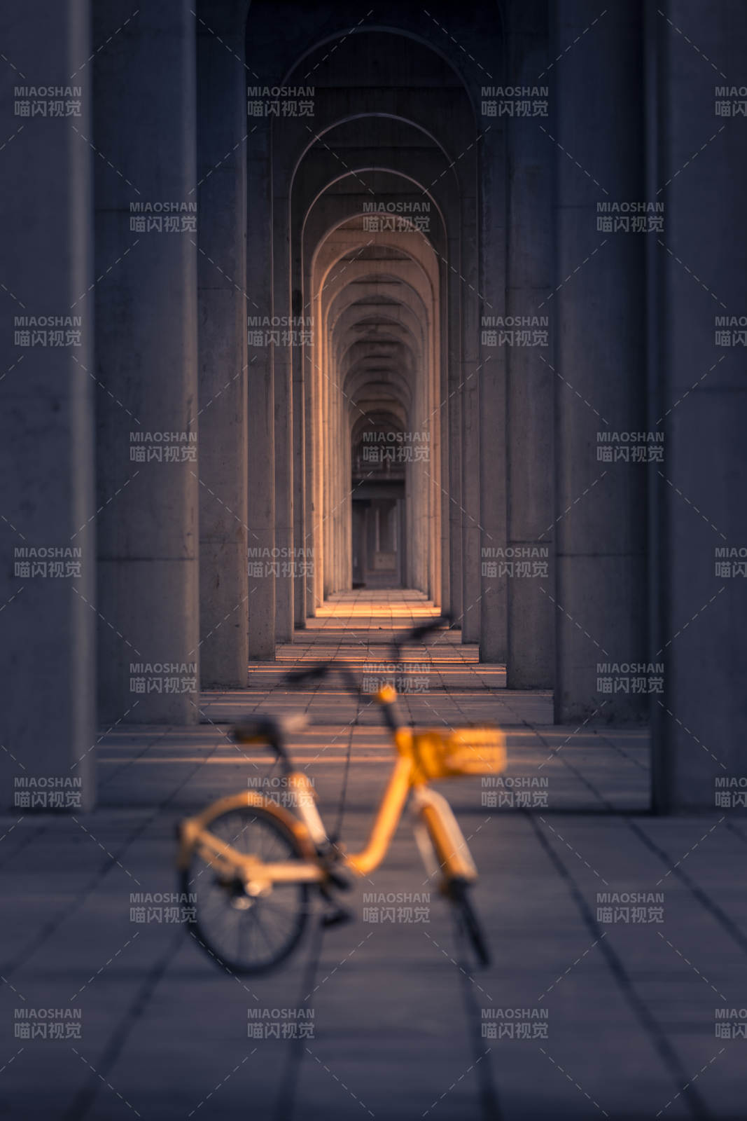 拱廊深处的单车
