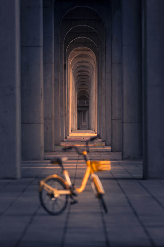 拱廊深处的单车