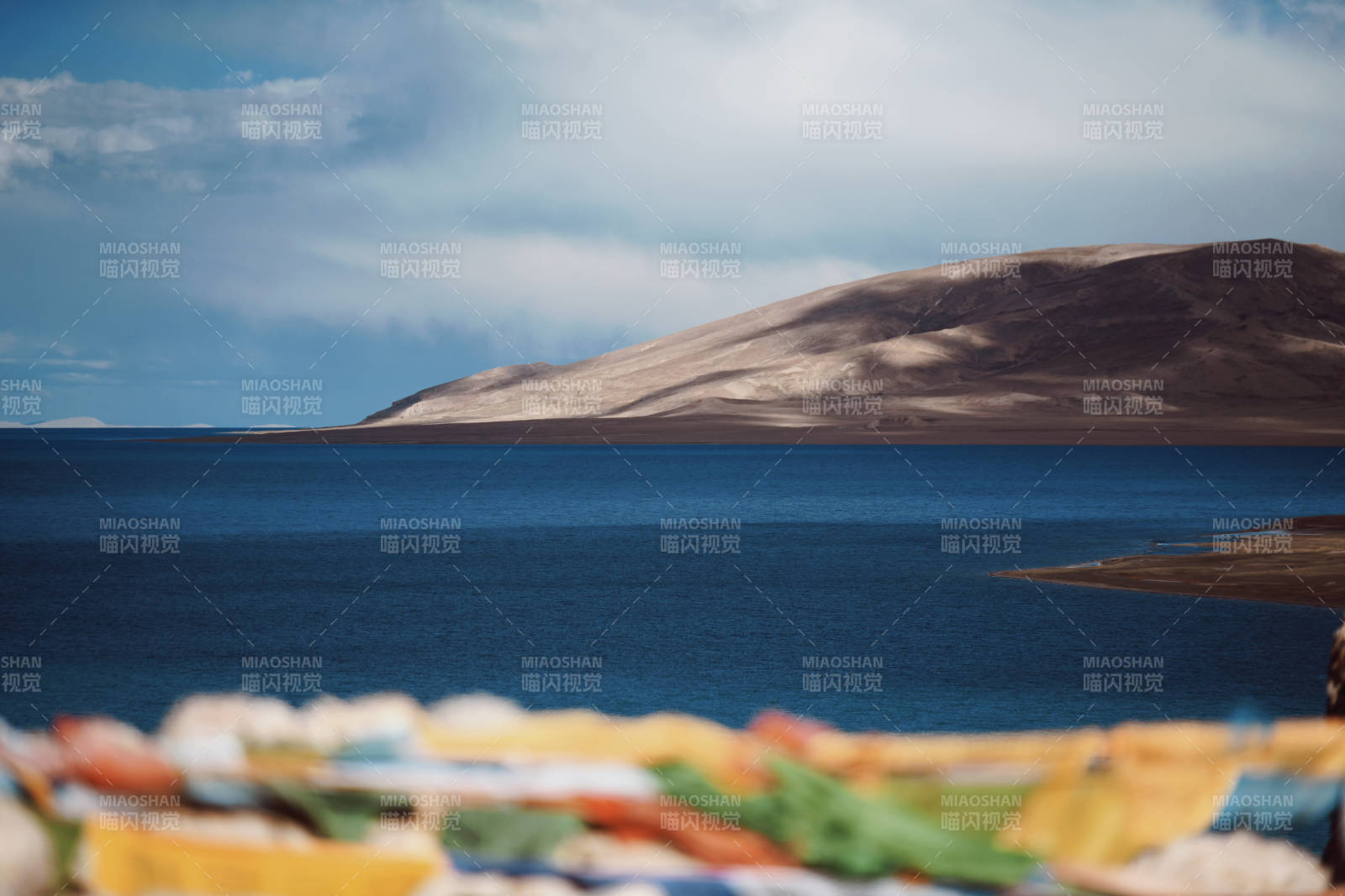 西藏湖光山色 彩旗飄揚(yáng)