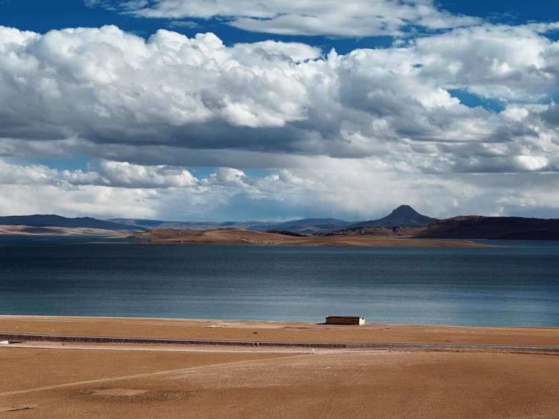 西藏湖畔云影山色