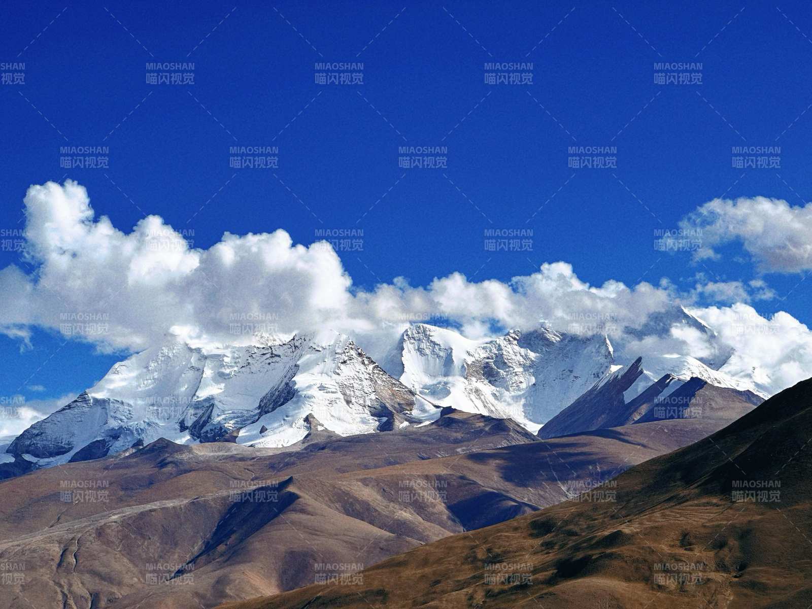 西藏雪山巍峨 藍天白云