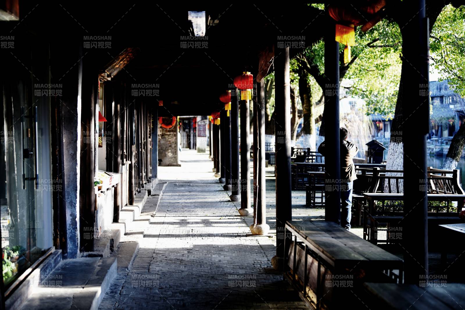 古巷长廊光影交错