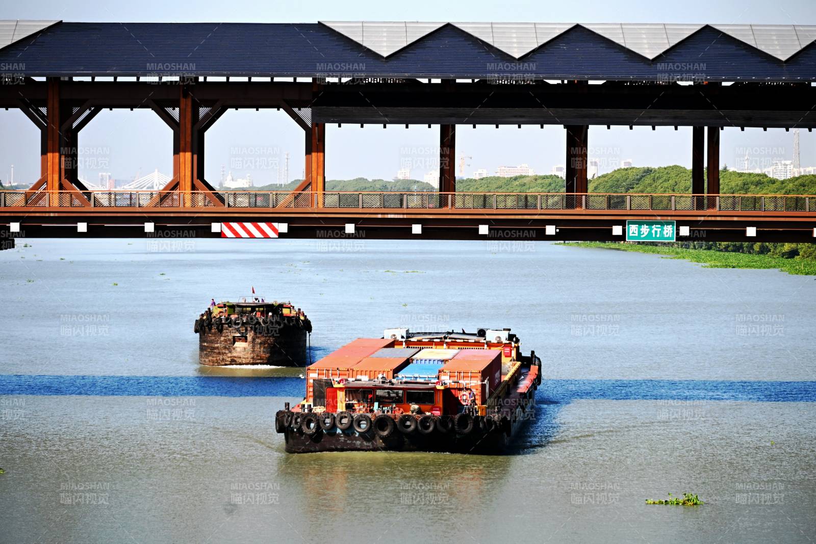 运河上的驳船运输