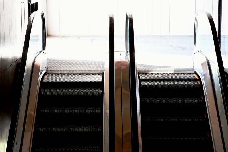 双扶梯静待行人