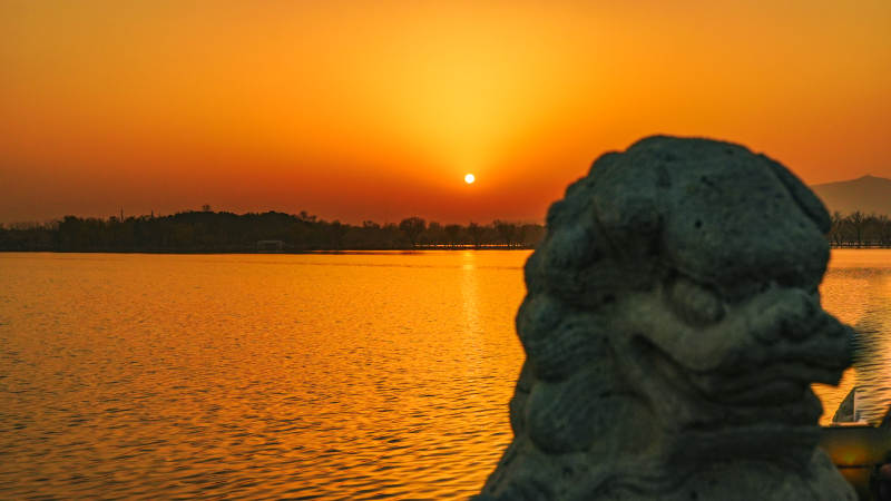 颐和园夕阳下的石狮