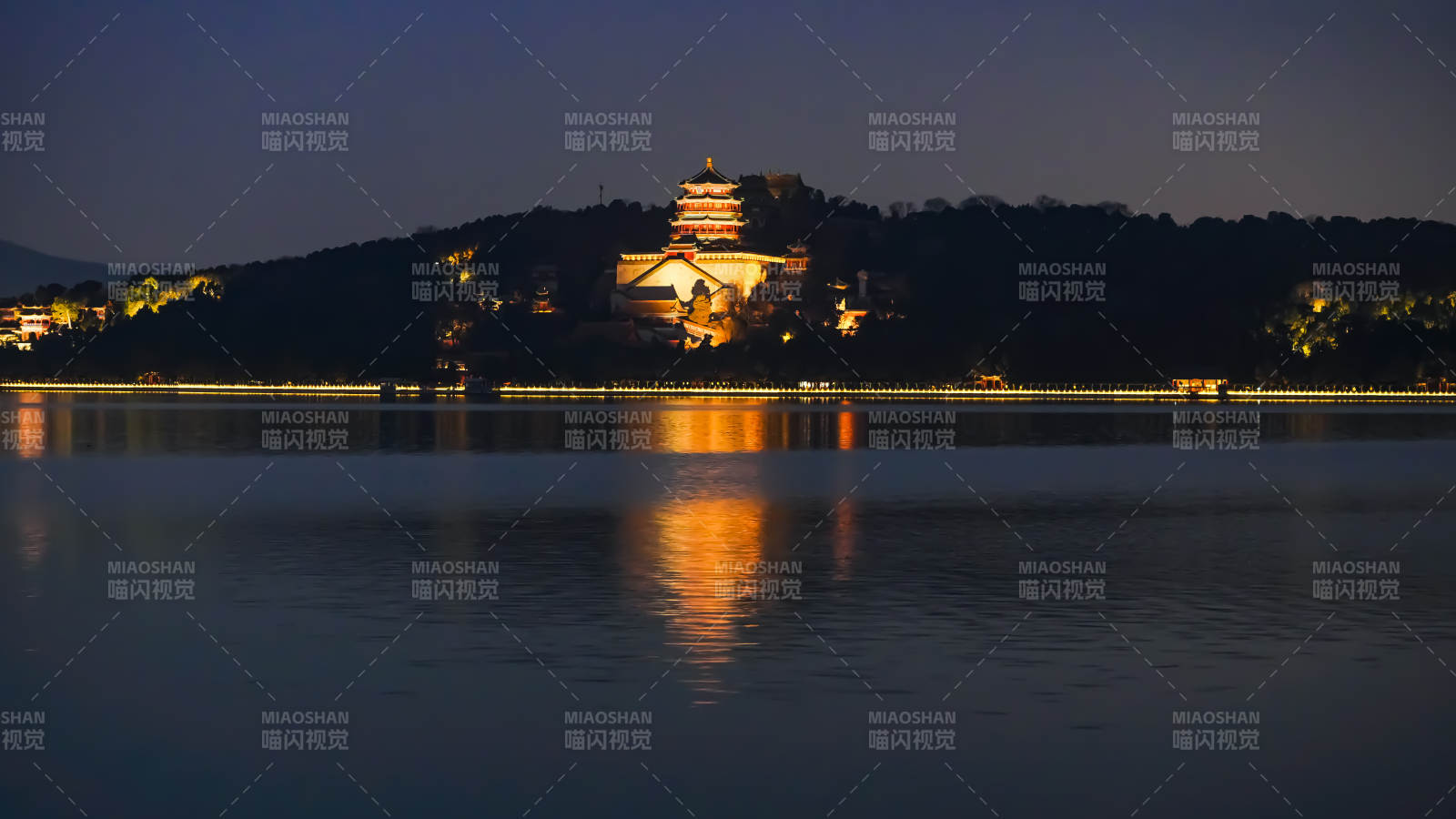 頤和園夜湖映塔影