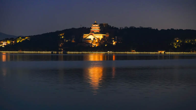 颐和园夜湖映塔影