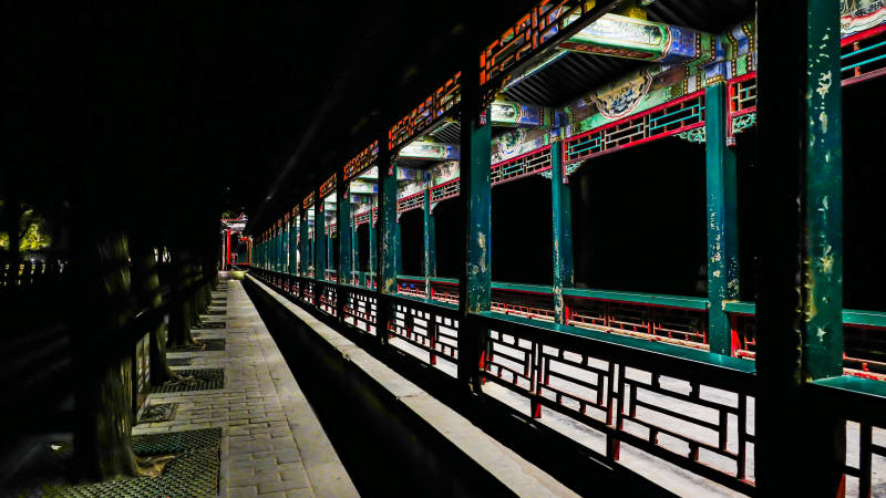 颐和园夜色中的古风长廊