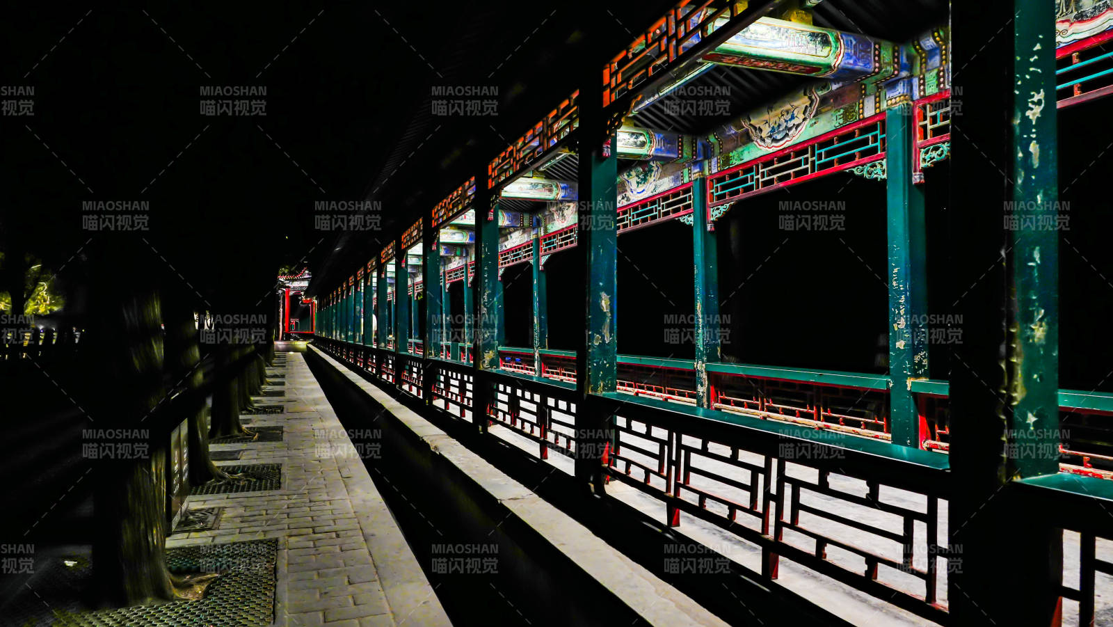 頤和園夜色中的古風長廊