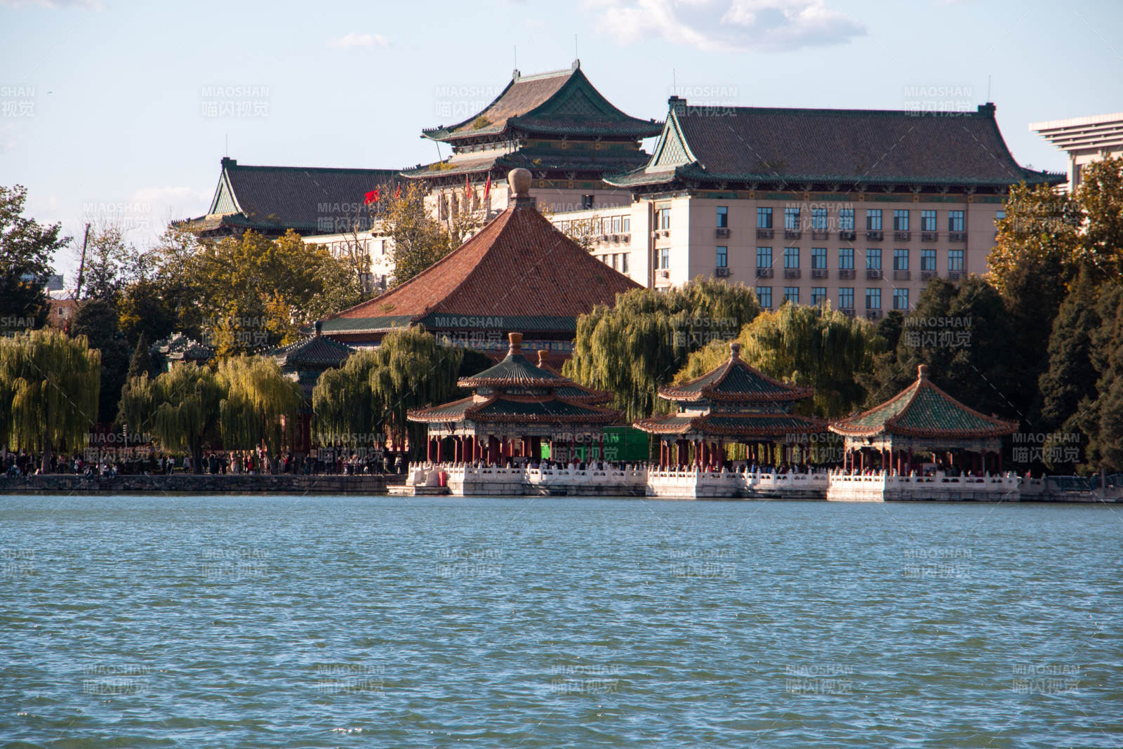 北京北海公園湖畔古建筑群