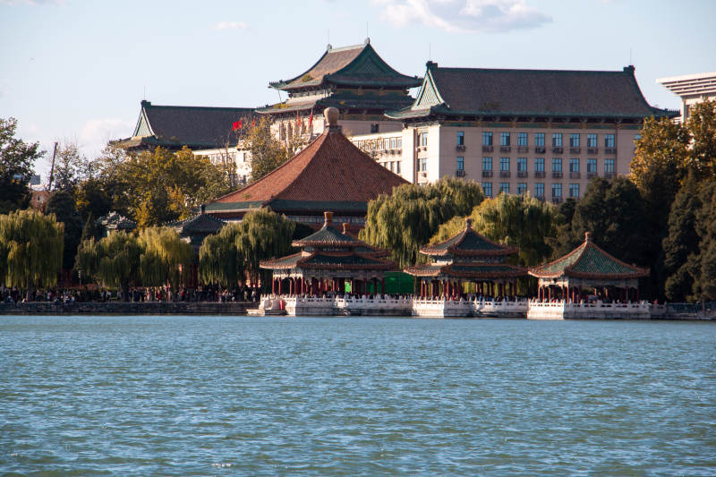 北京北海公园湖畔古建筑群