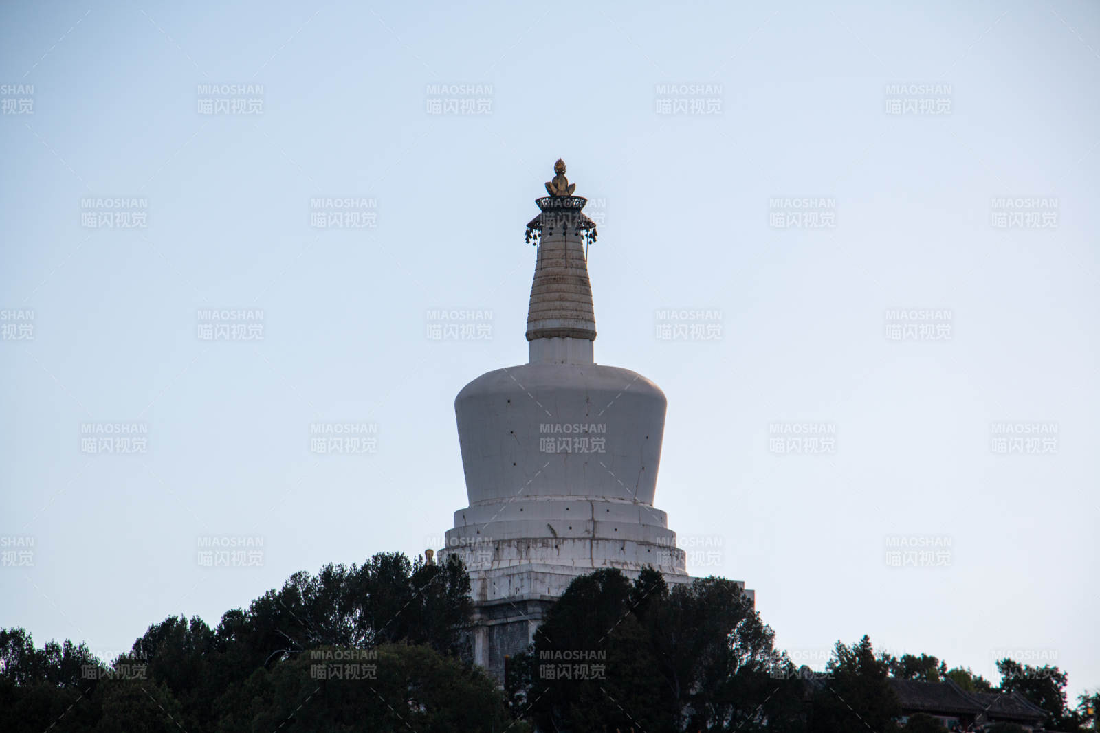 白塔巍然聳立
