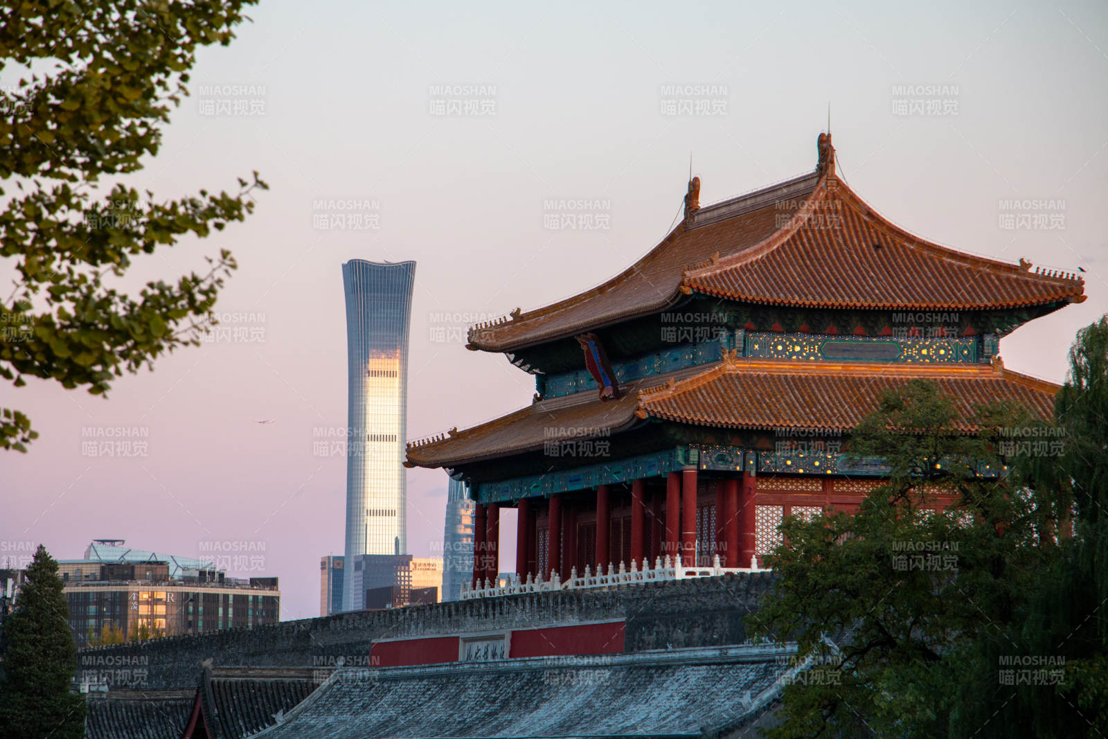 北京故宮古建筑與中國尊現(xiàn)代塔樓