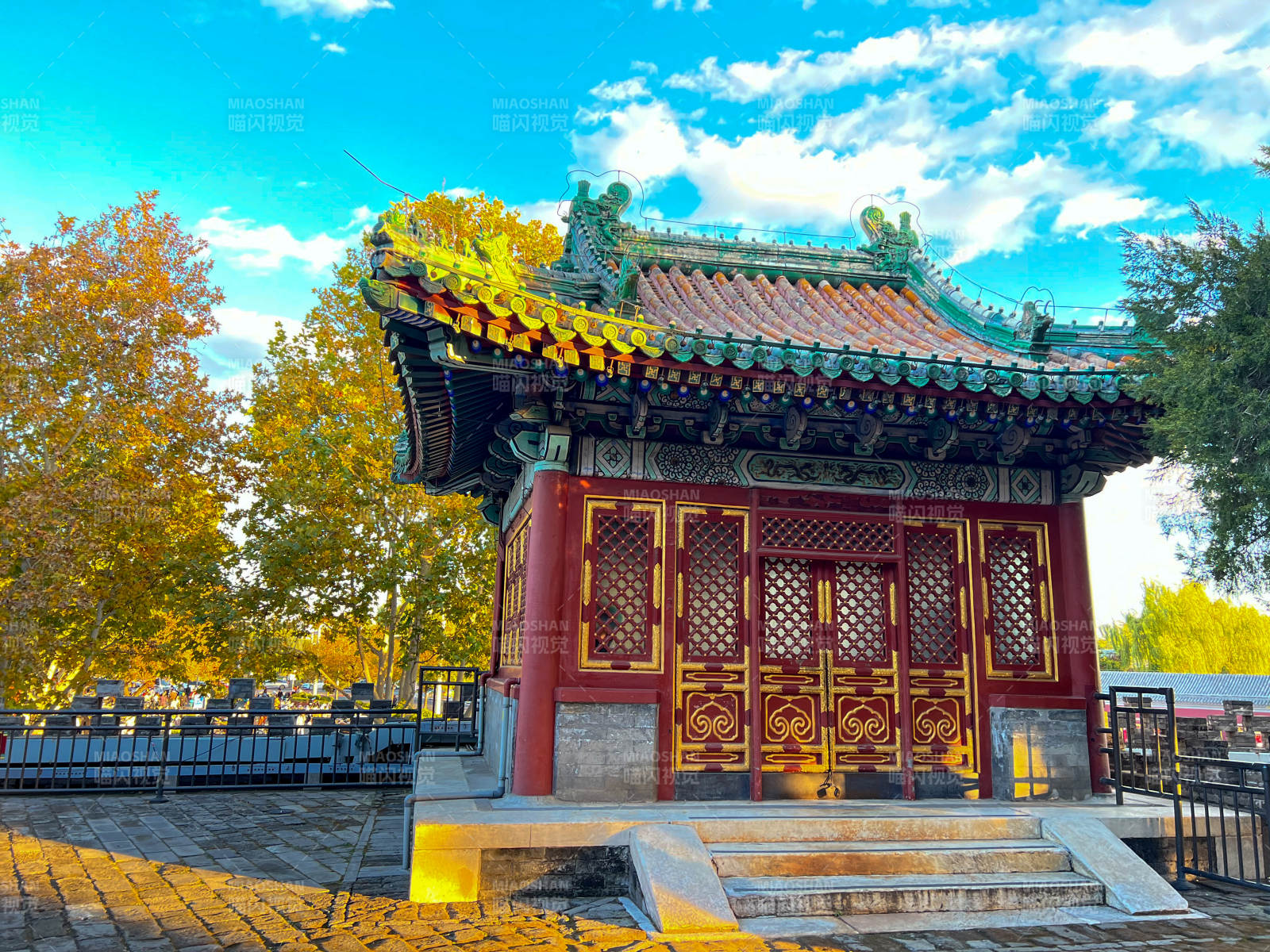 北京北海公園團城古色古香的亭臺