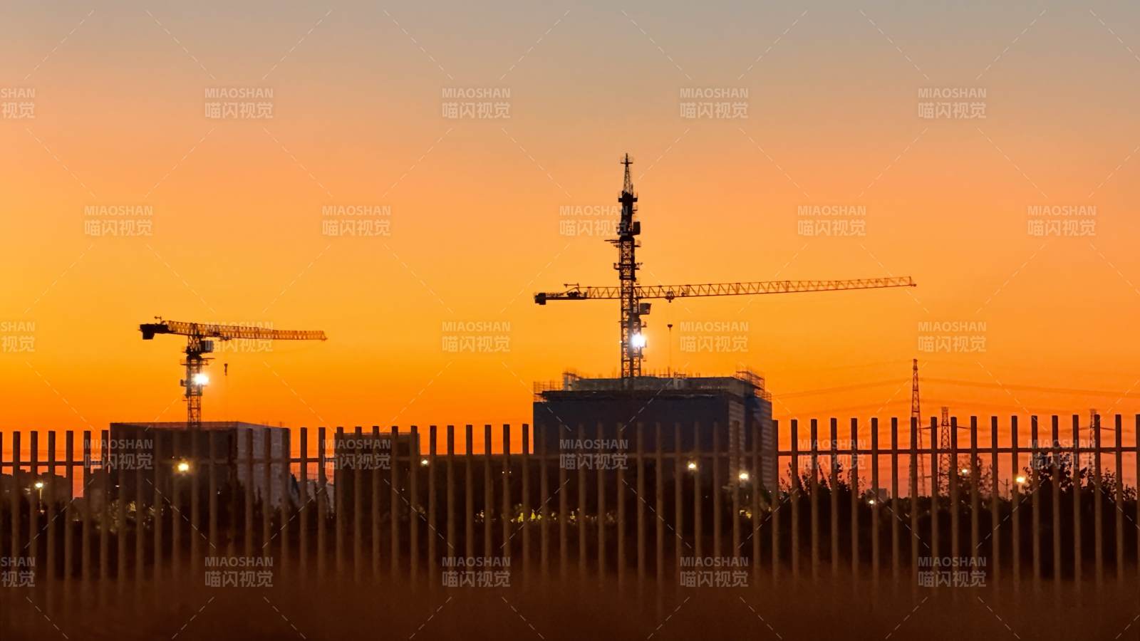 夕陽下的建筑工地