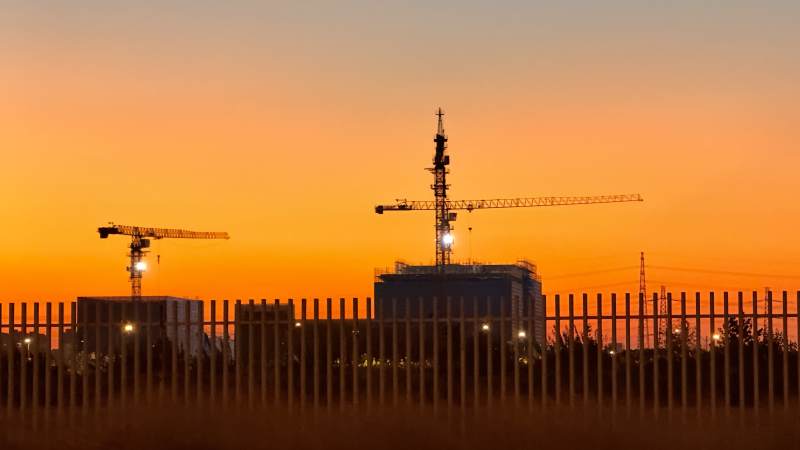 夕阳下的建筑工地