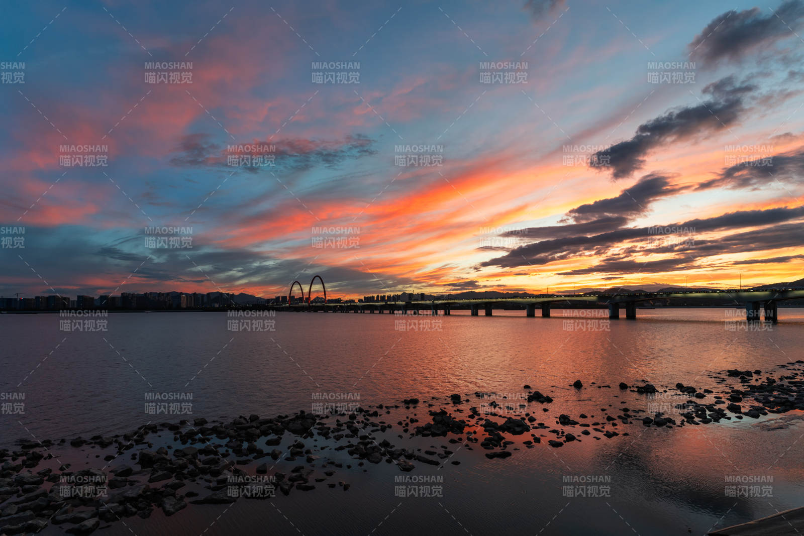 夕陽下的杭州之江大橋火燒云美景