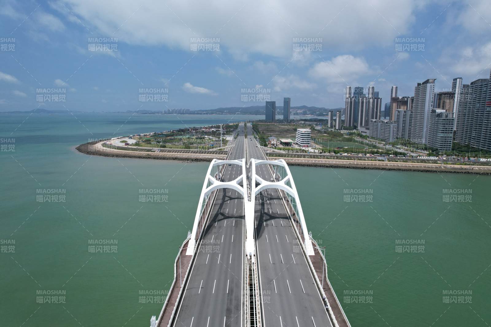 跨海大橋通向城市