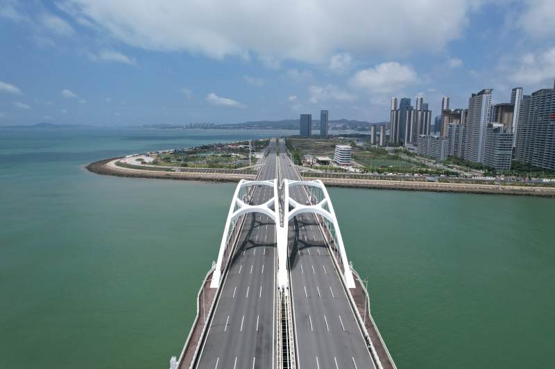 跨海大桥通向城市