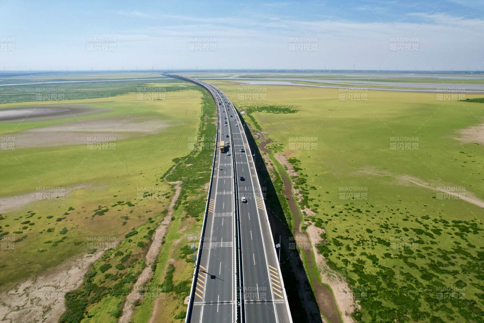 公路穿越草原