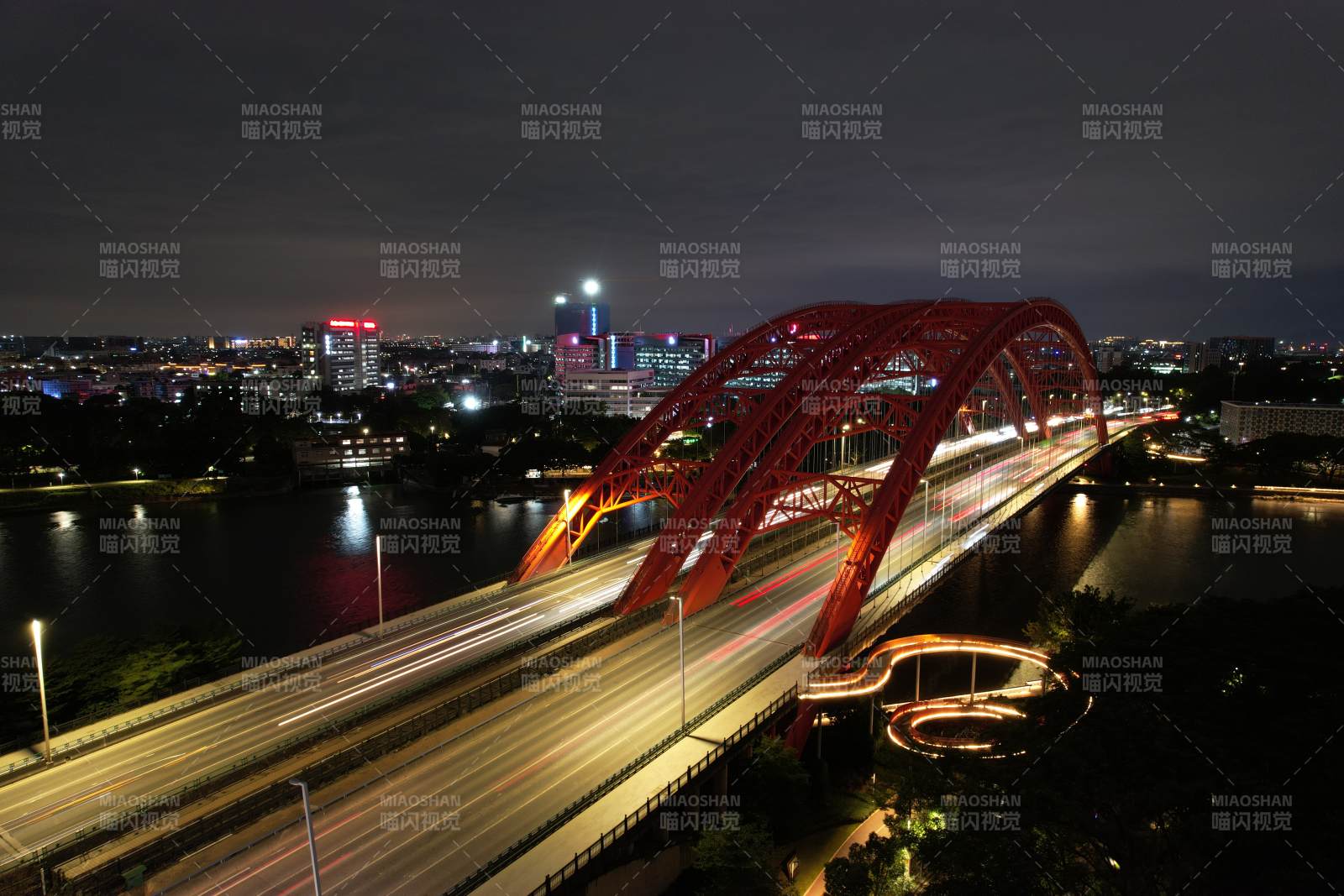 夜色中的紅色拱橋