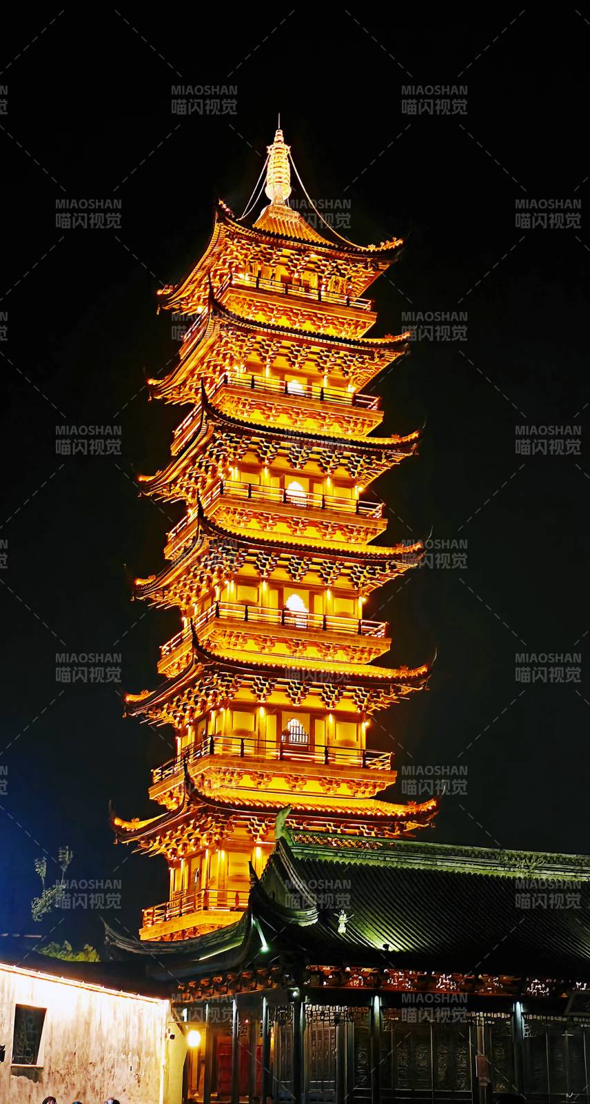 夜色中的烏鎮(zhèn)古塔