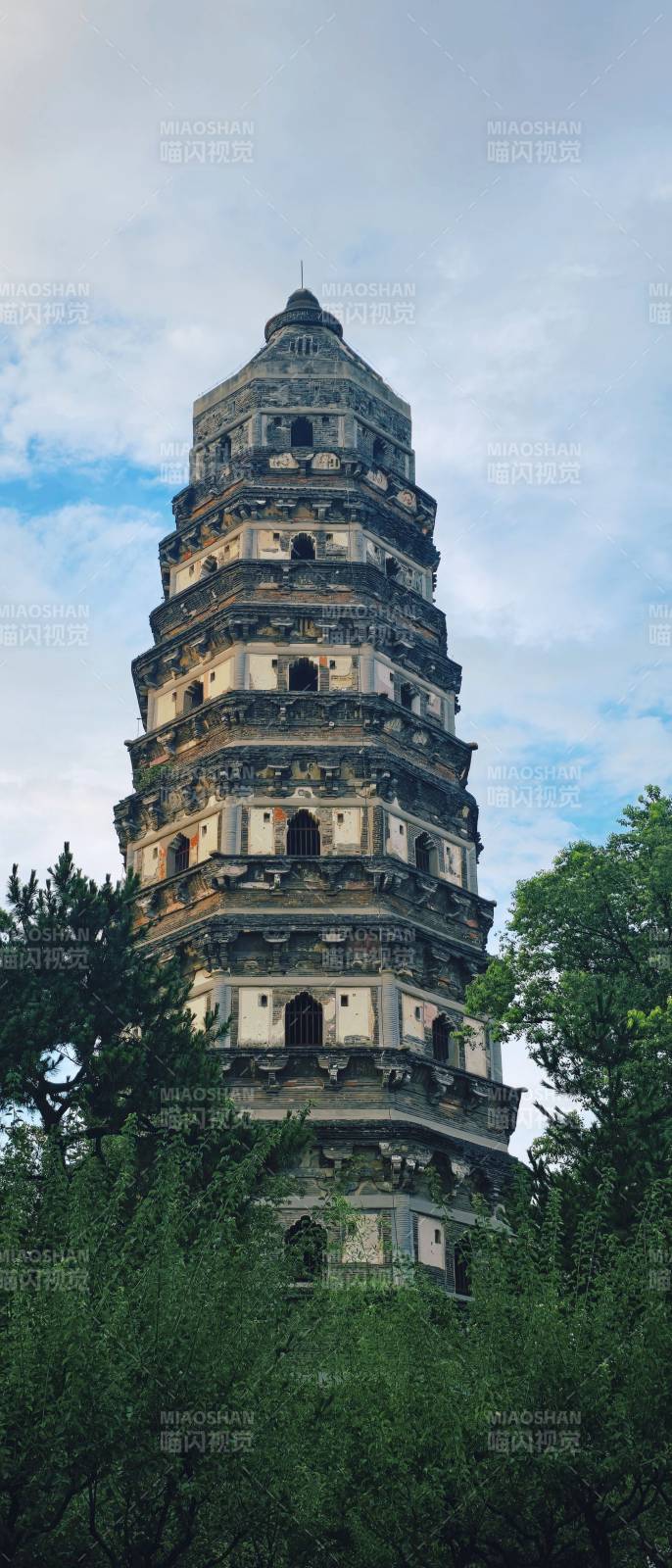 苏州虎丘古塔巍然耸立