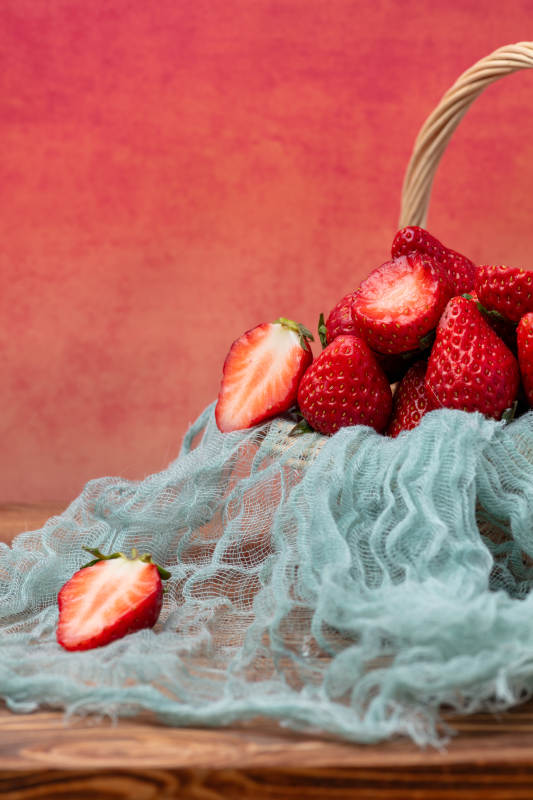 草莓篮中溢香甜