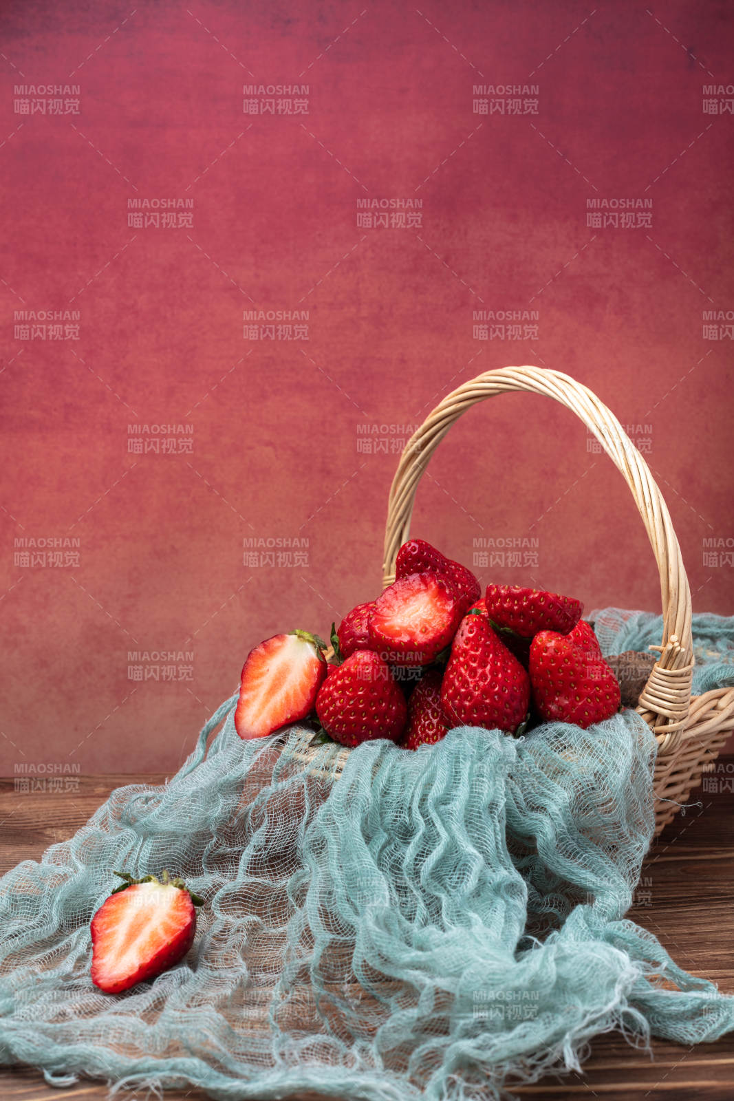 草莓篮子静物