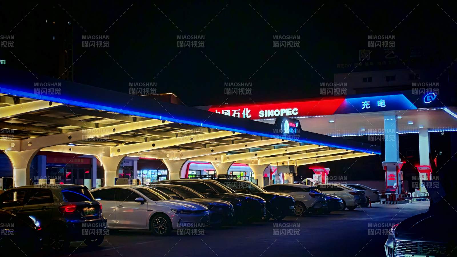 夜晚加油站燈火通明