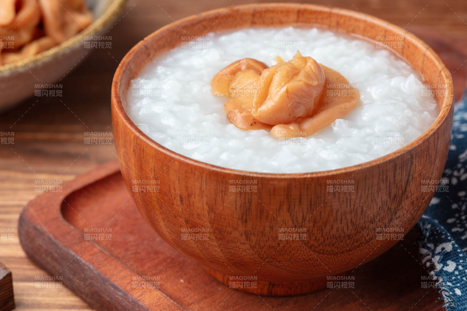 木碗白粥配萝卜干