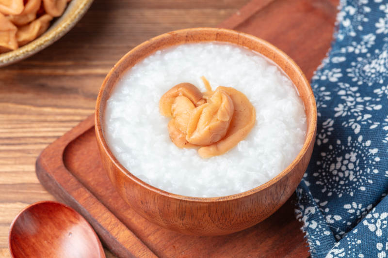 木碗白粥配萝卜干