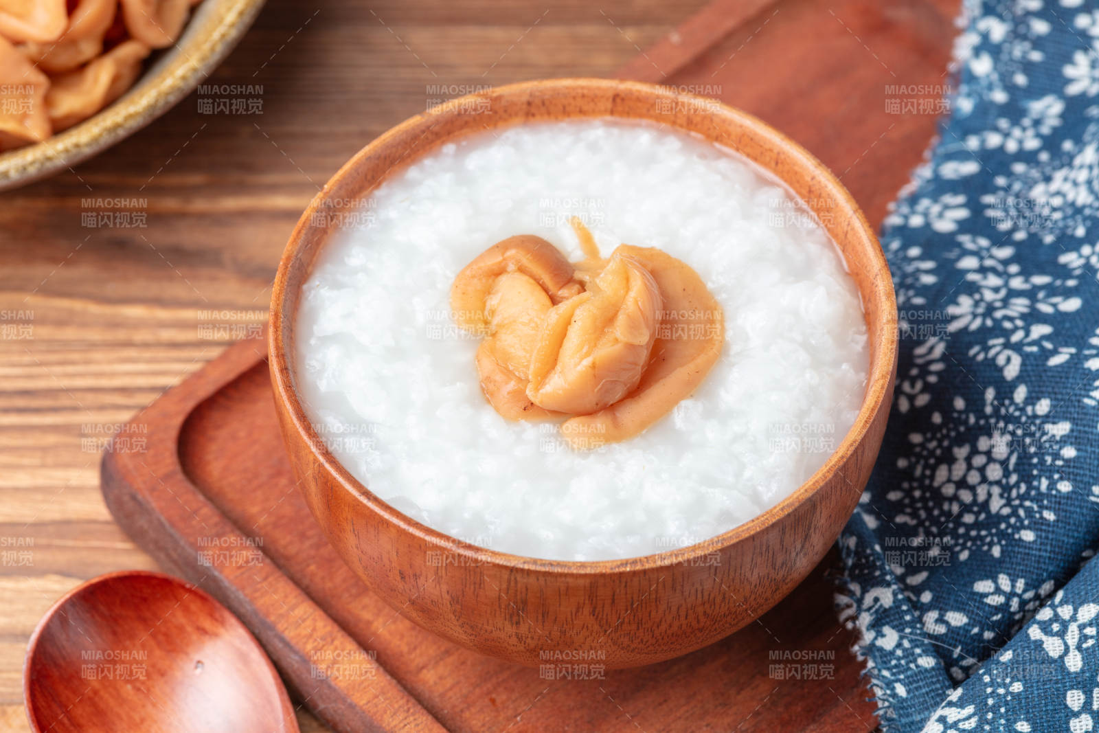 木碗白粥配萝卜干
