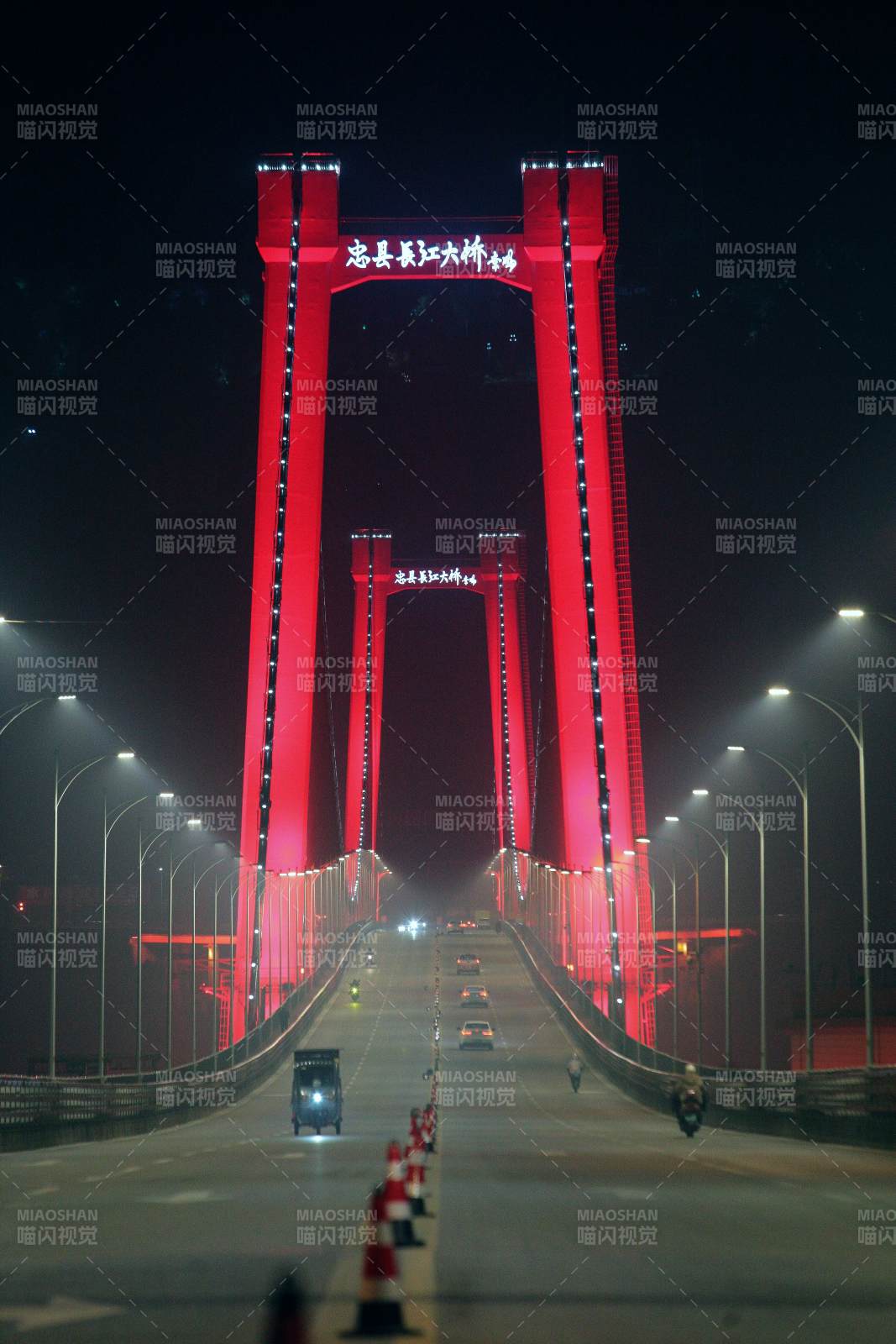 夜幕下的長江大橋