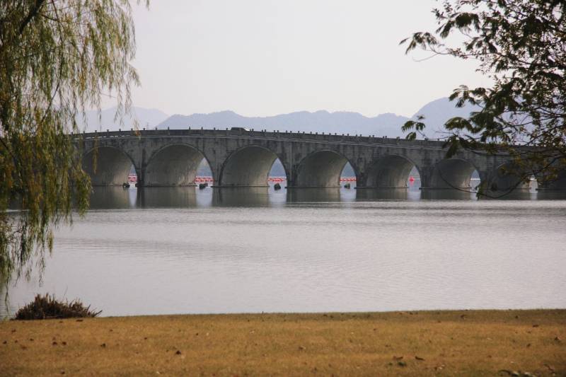 湖上长桥映山影 湘湖