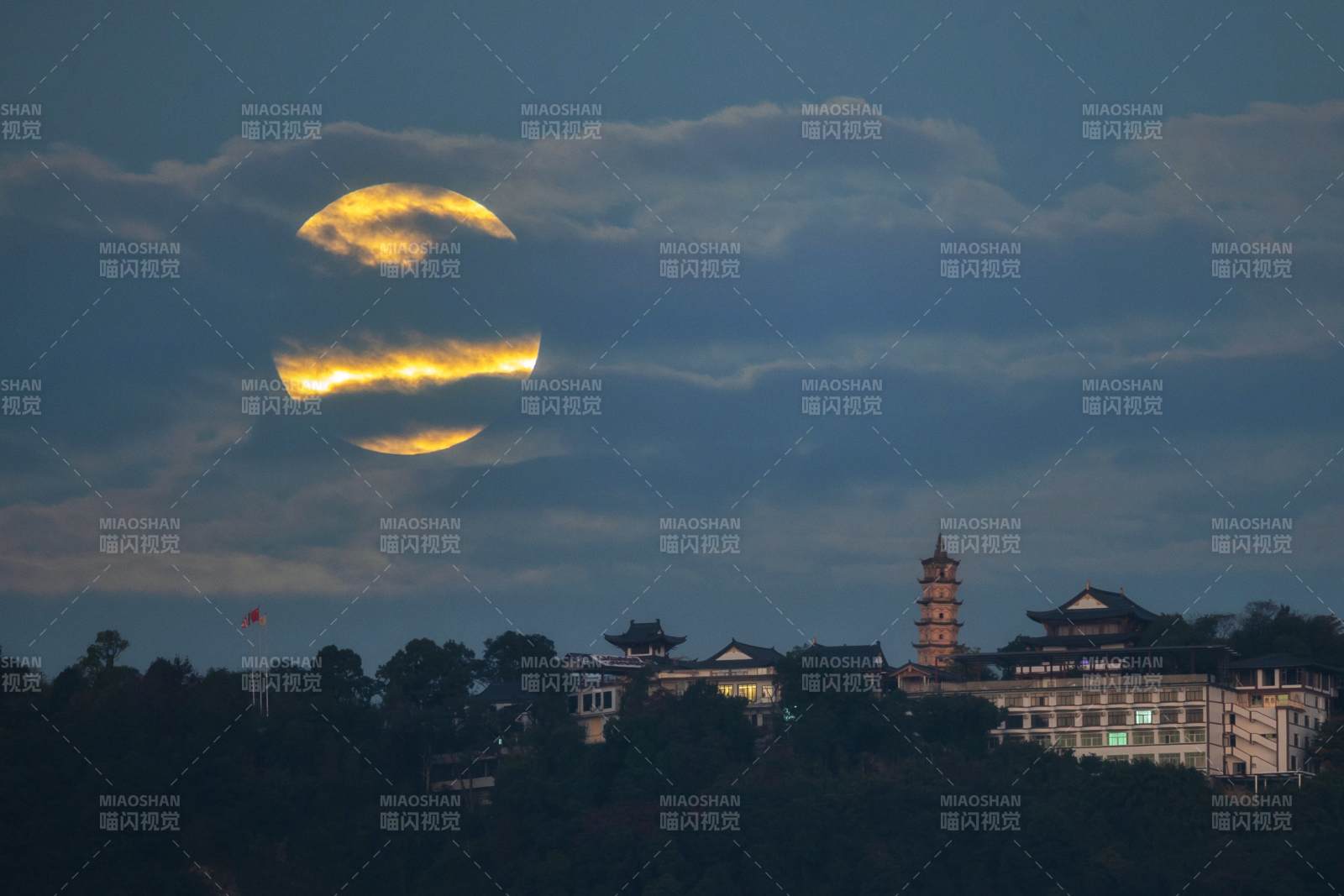 月照古塔夜景昭明寺