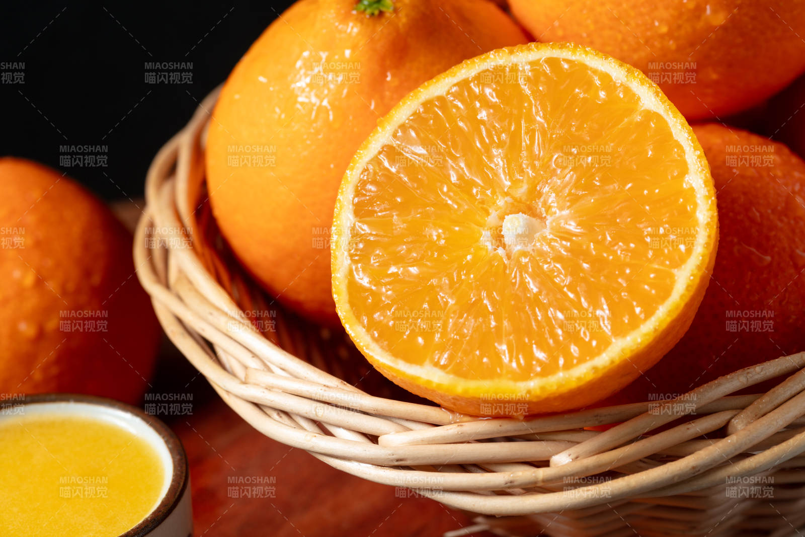 新鮮橙子與果汁