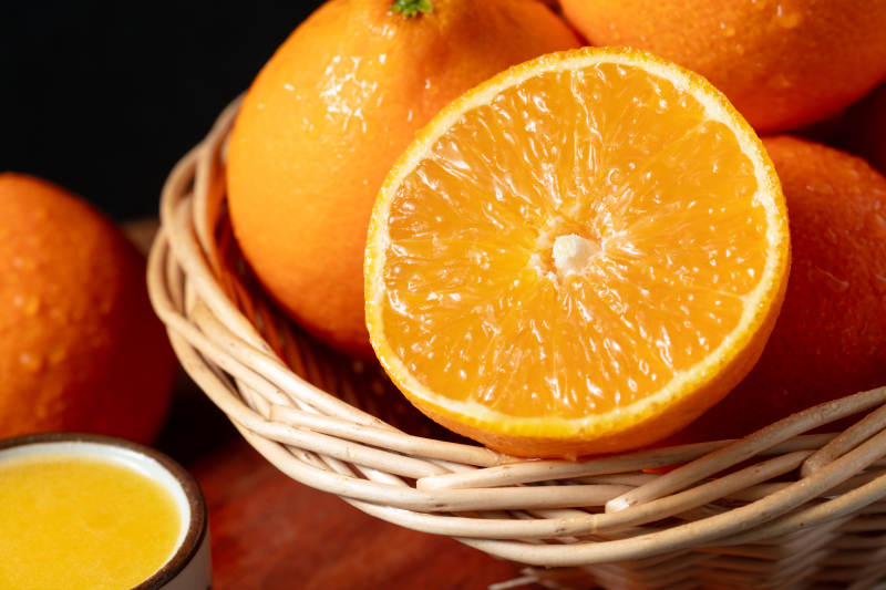 新鲜橙子与果汁